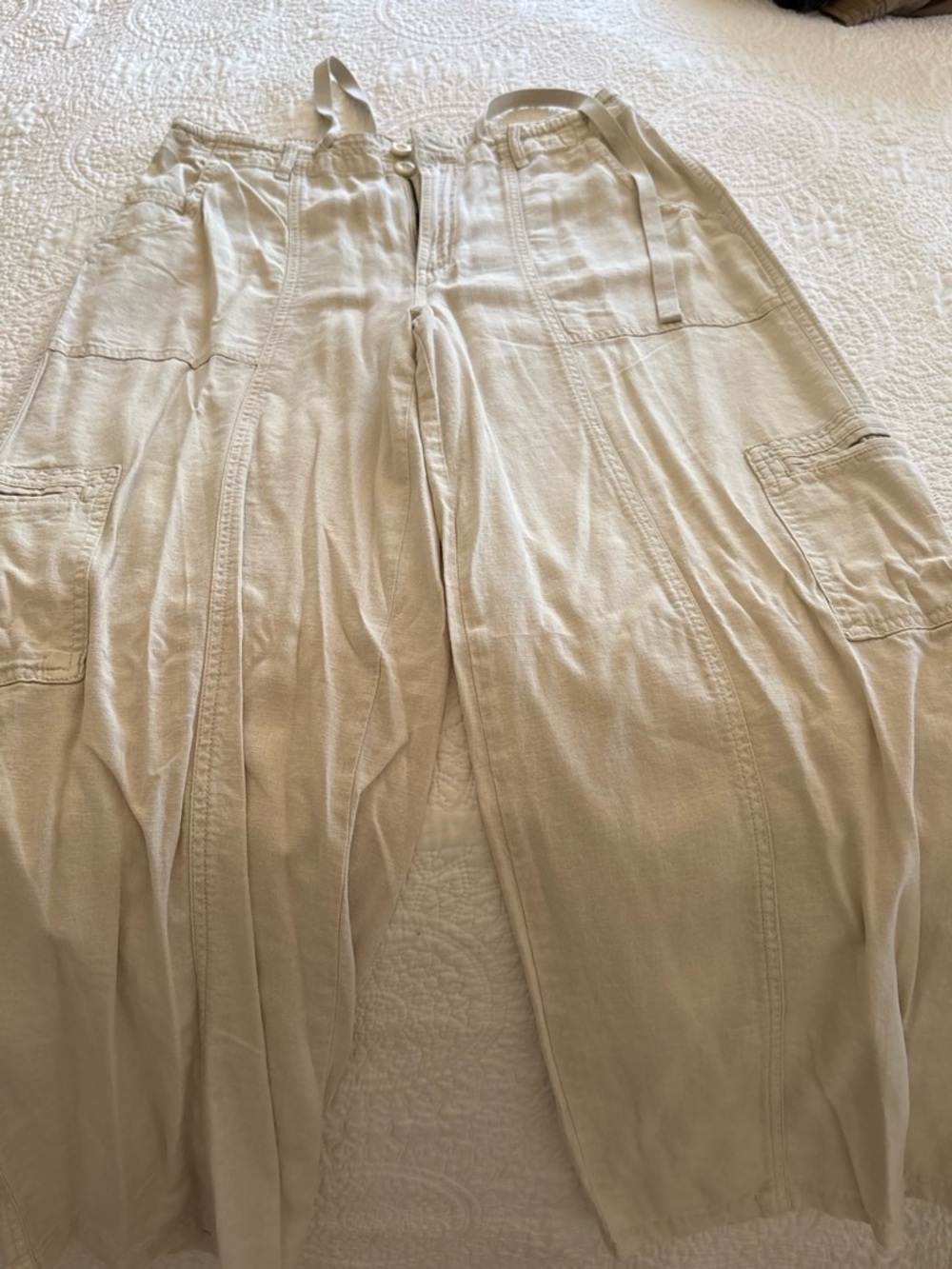 Women’s Relaxed Cargo Pants in Beige